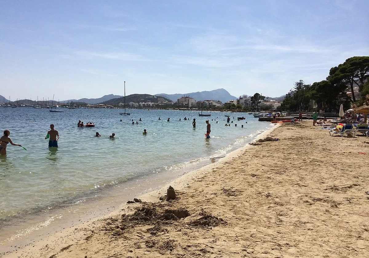 Stranden langs Passeig Vora Mar i Port de Pollença med fjellene bak