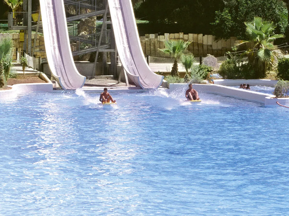 To hvite sklier som ender i bassenget i Aqualand