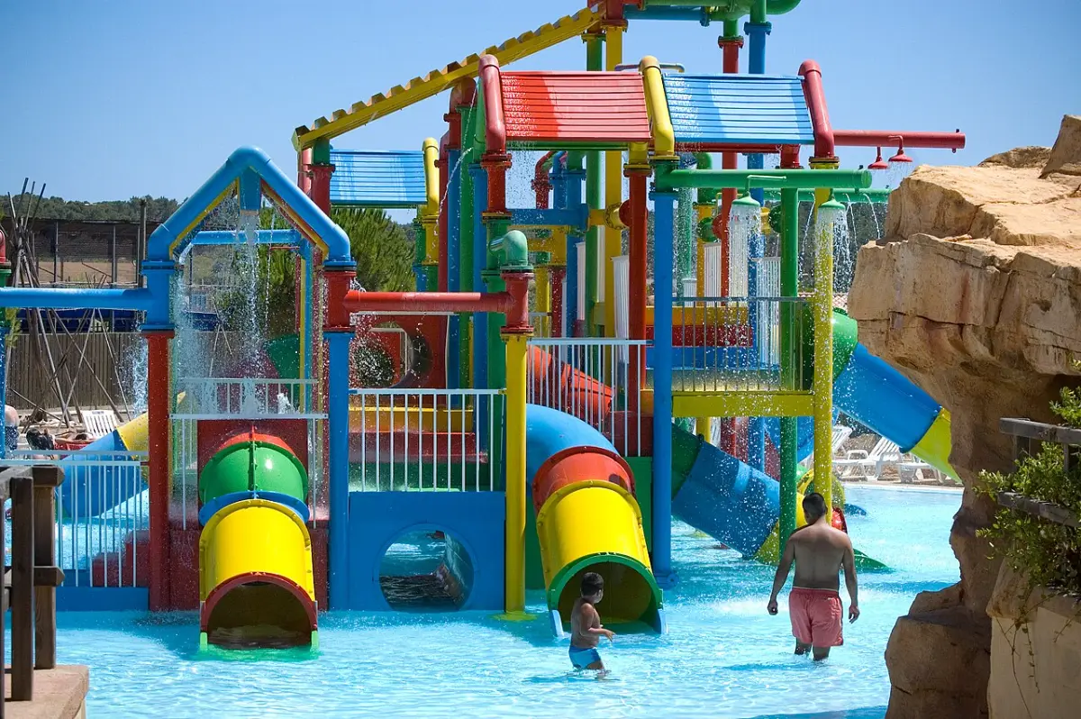 Lekestativ med små sklier og vannlek i barneområdet i Western Water Park