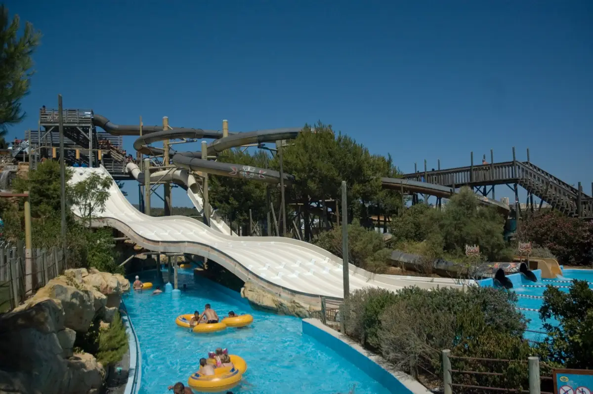 Vannsklier og en elv med baderinger i Western Water Park