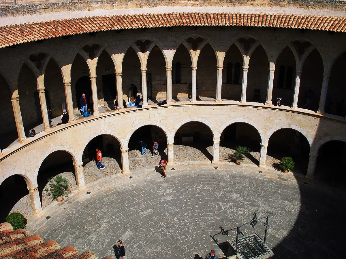 Den runde borggården i Castell de Bellver sett fra terrassen