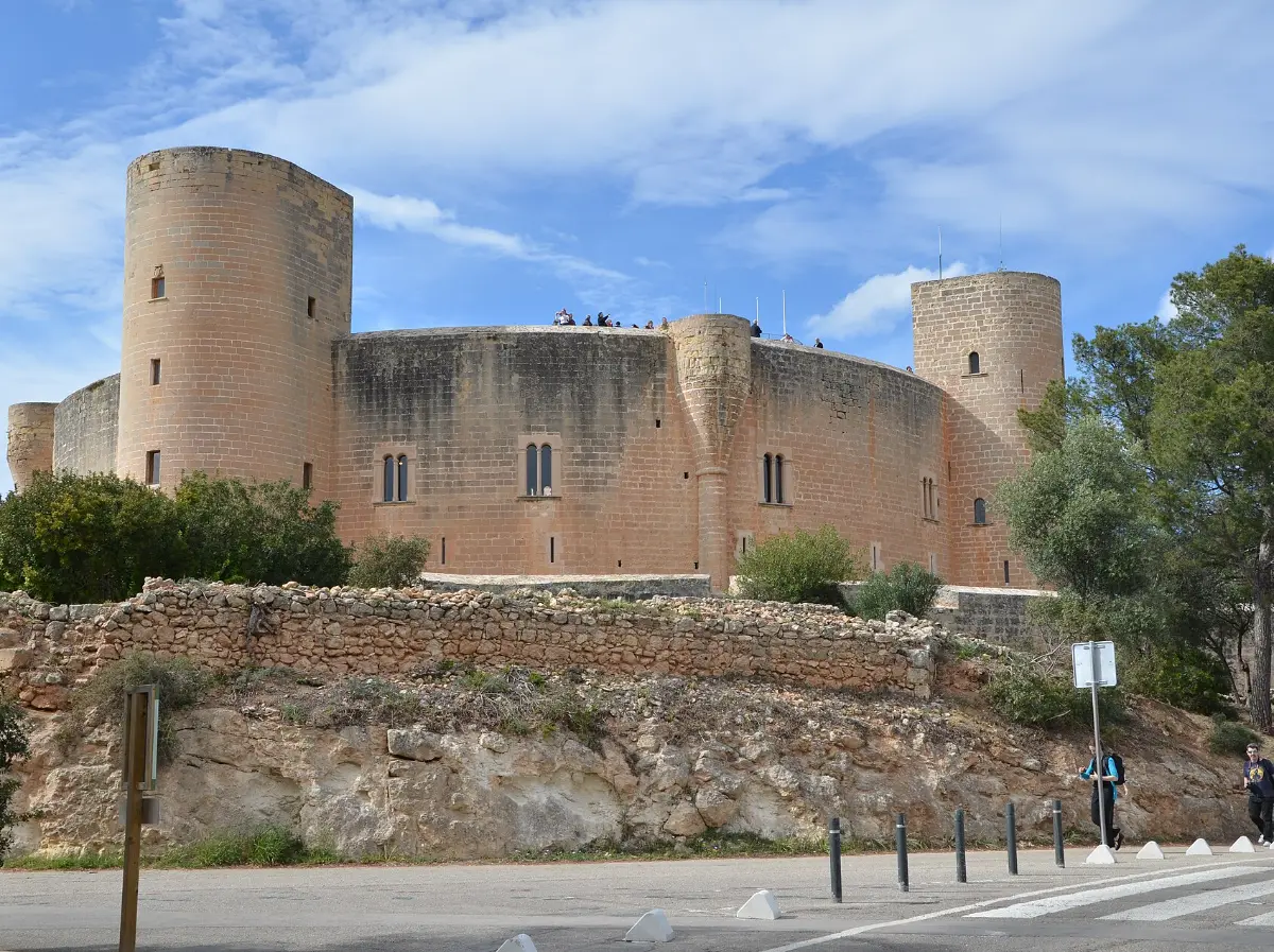 Det runde Castell de Bellver med tårnene mot blå himmel