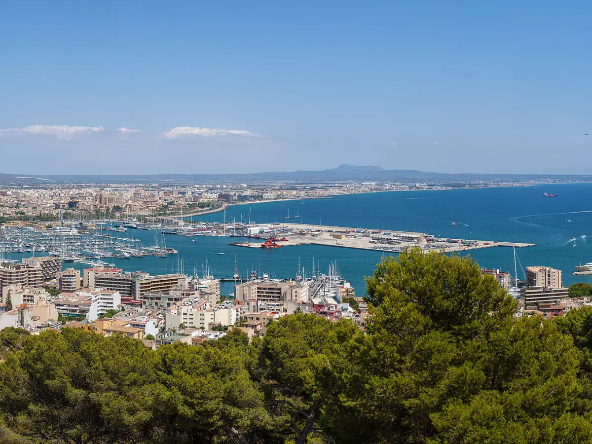 Utsikten fra Castell de Bellver over havna og bukta i Palma