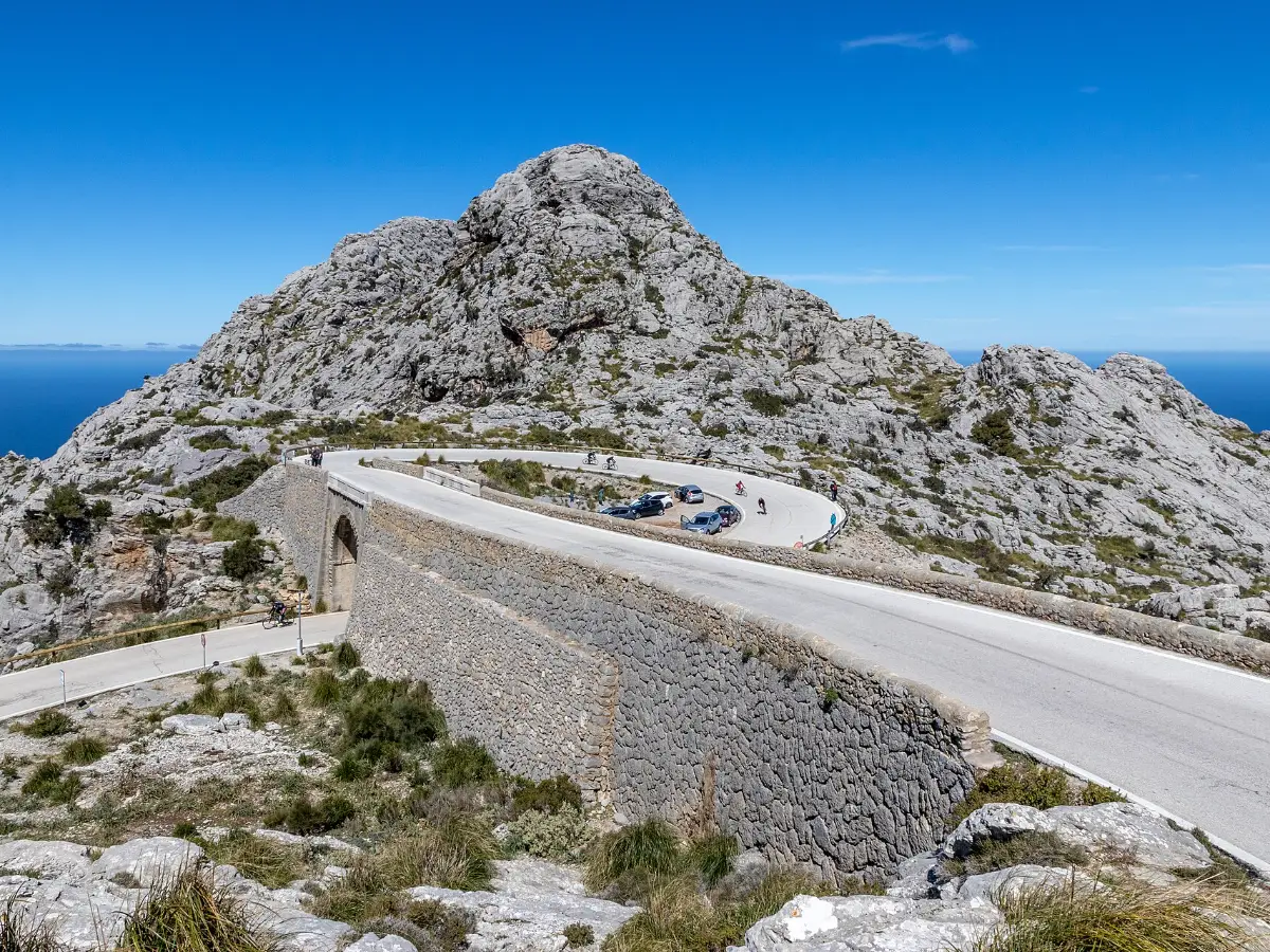 Veien ned til Sa Calobra som går i en sløyfe over en steinbru under fjelltoppen