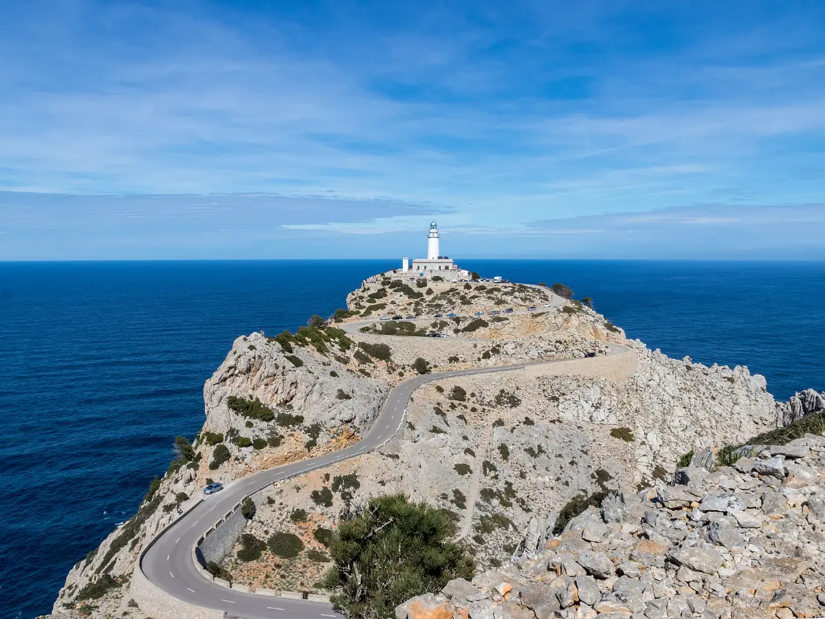 Veien i svinger ut til fyret ytterst på Cap de Formentor, med havet rundt