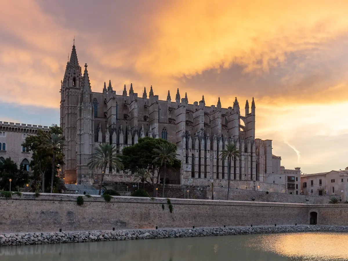 Katedralen i Palma sett fra Parc de la Mar i kveldslys
