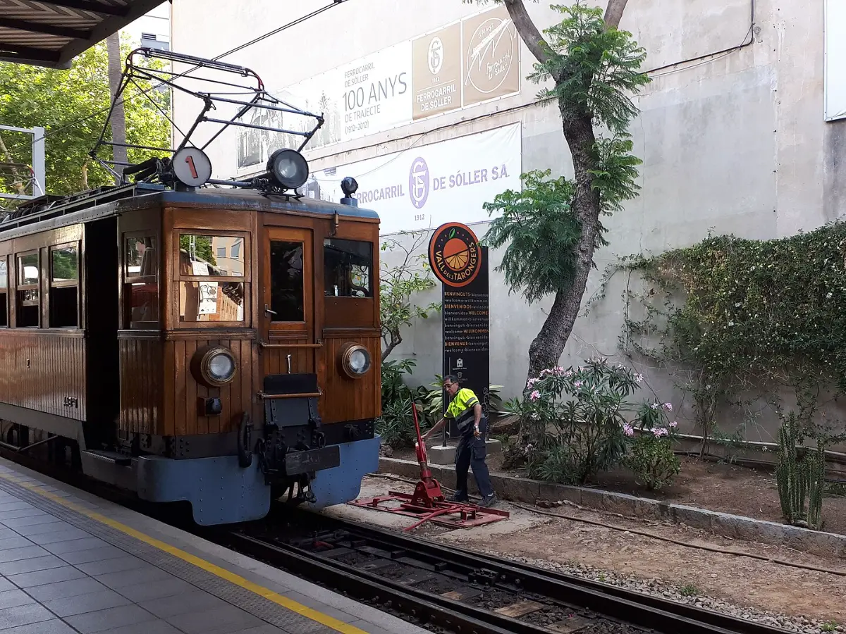 Motorvognen til Sóller-toget på stasjonen i Palma