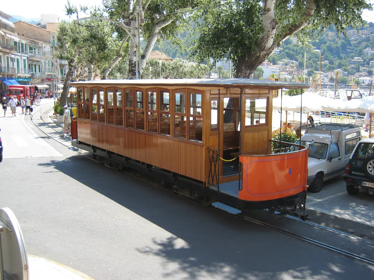 Den åpne trevognen til trikken langs havnepromenaden i Port de Sóller