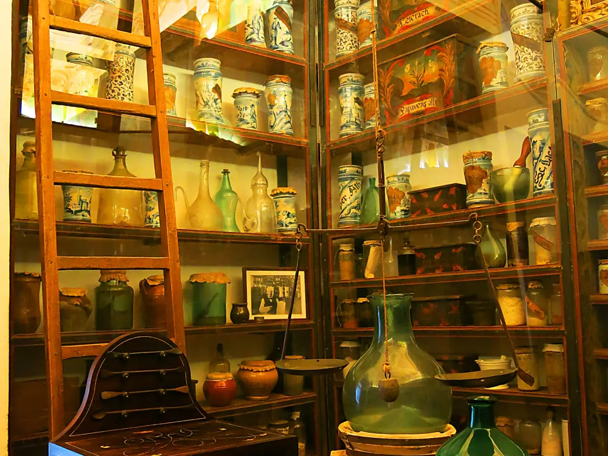 Hyller med gamle krukker og glass i klosterapoteket i Valldemossa
