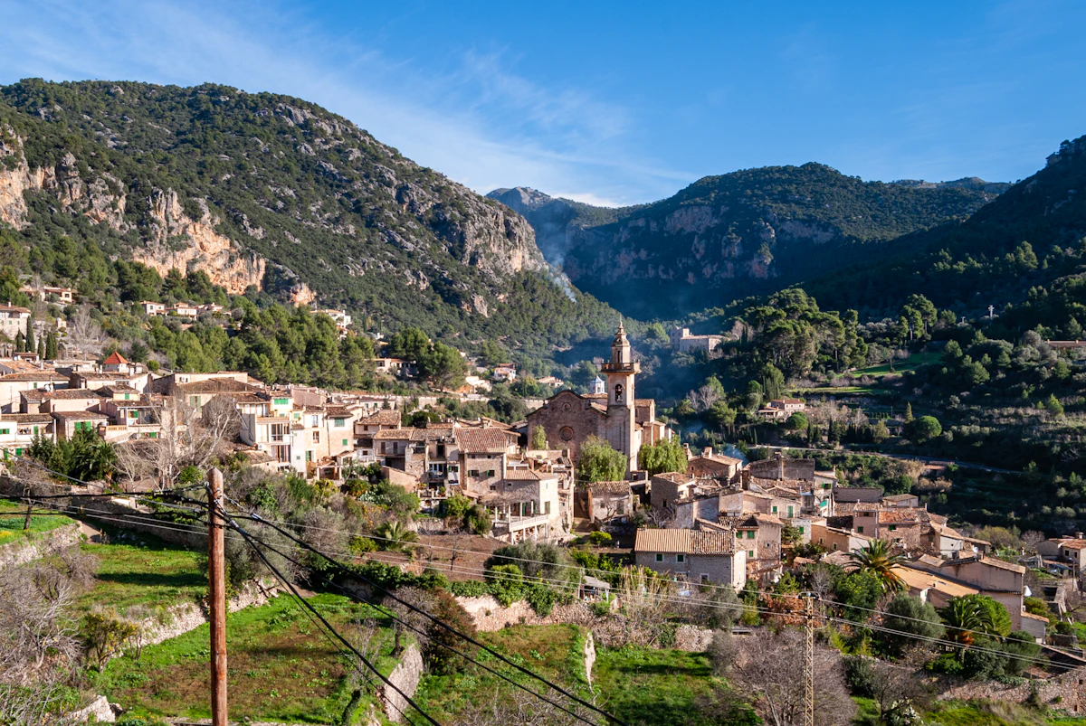 Steinhus under grønne fjell i Valldemossa
